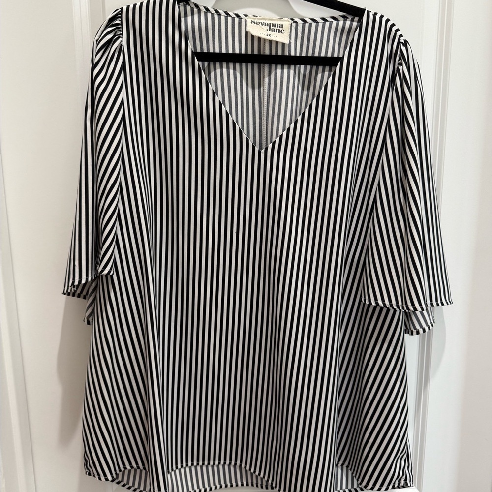 MAKE AN OFFER!
Savanna Jane Black and White Boxy Blouse